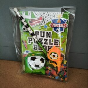 Voetbal traktatie met potlood/puzzelboekje/fluitje