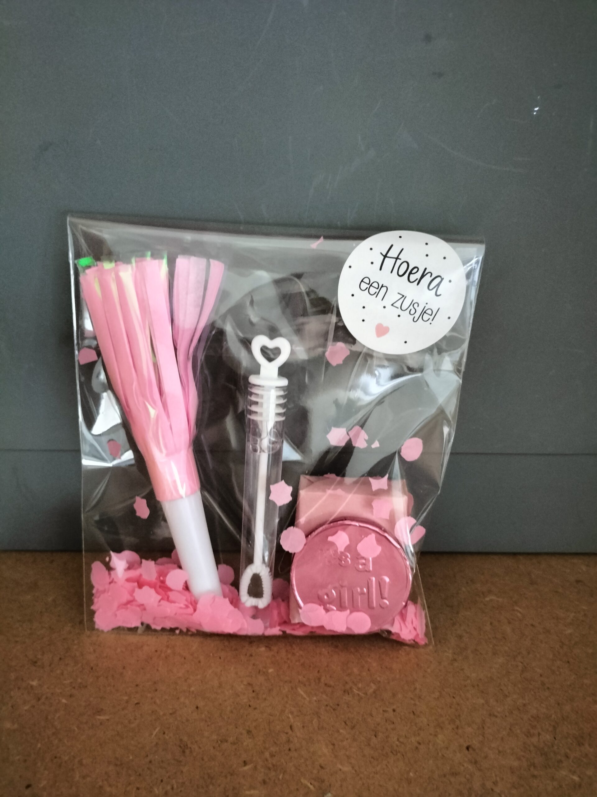 Geboorte traktatie roze met toeter/bellenblaasje/munt
