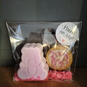 Geboorte stoepkrijt traktatie roze met geboortekoekje