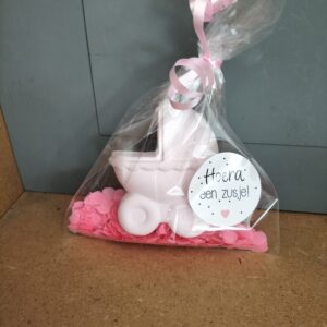 Geboorte stoepkrijt roze met confetti