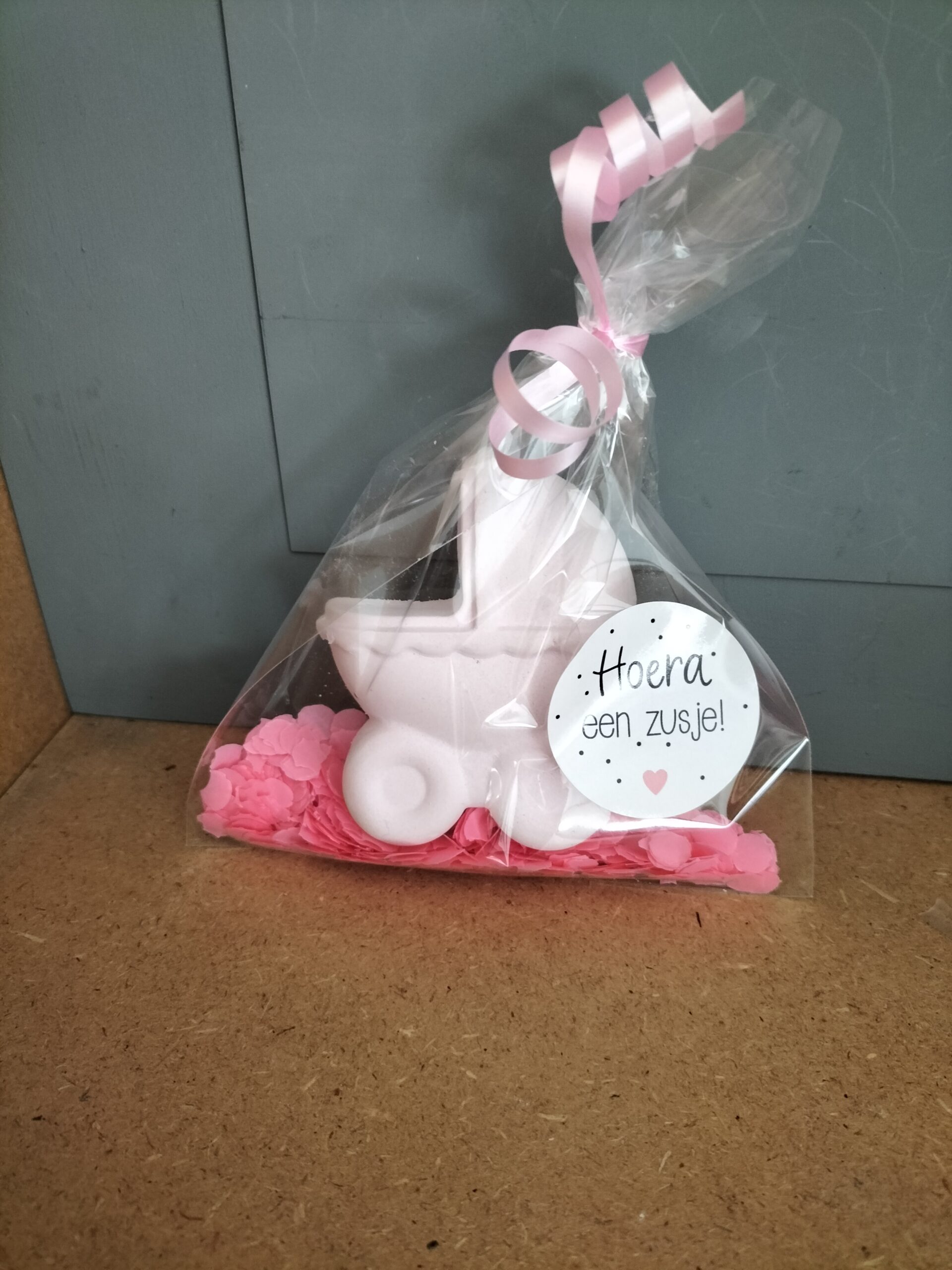 Geboorte stoepkrijt roze met confetti