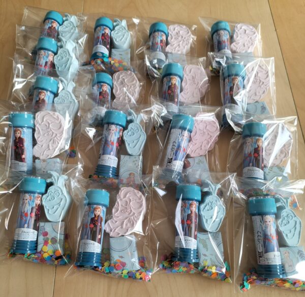 Frozen stoepkrijt traktatie met bellenblaas