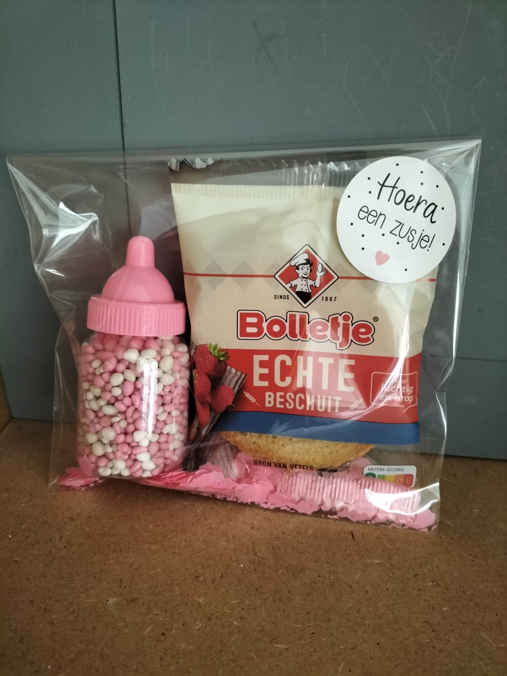 Geboorte beschuit traktatie met flesje roze