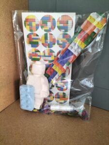 Lego traktatie met klaparmband/stickers