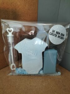 Geboorte stoepkrijt traktatie romper blauw