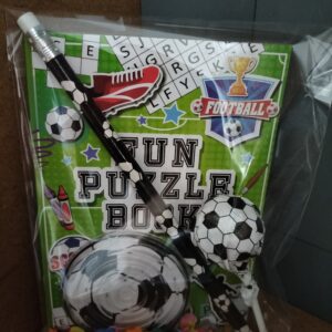 Voetbal traktatie met potlood/puzzelboekje/geduldspelletje