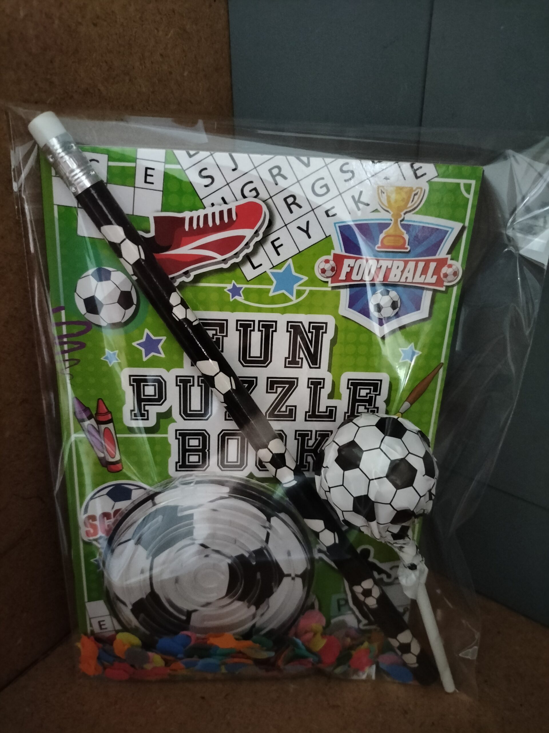 Voetbal traktatie met potlood/puzzelboekje/geduldspelletje