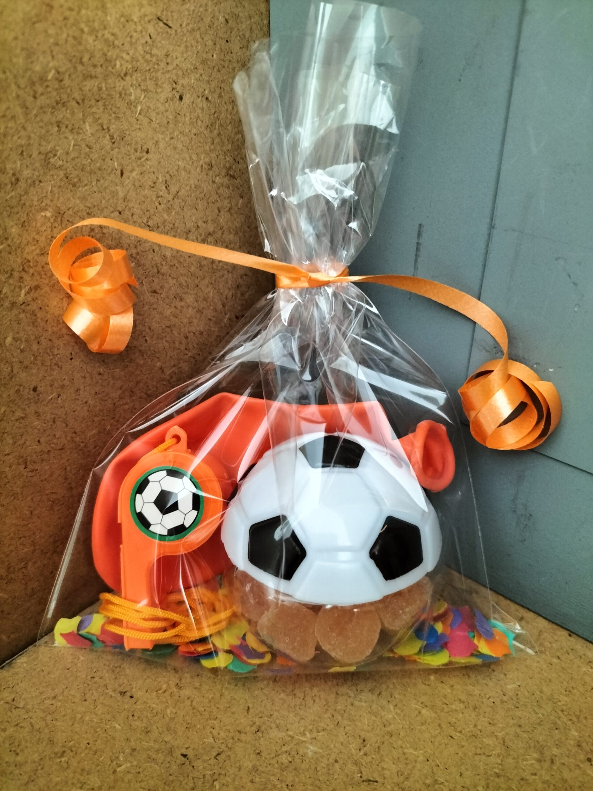 Voetbal traktatie Plexibal gevuld/ fluitje/ oranje ballon