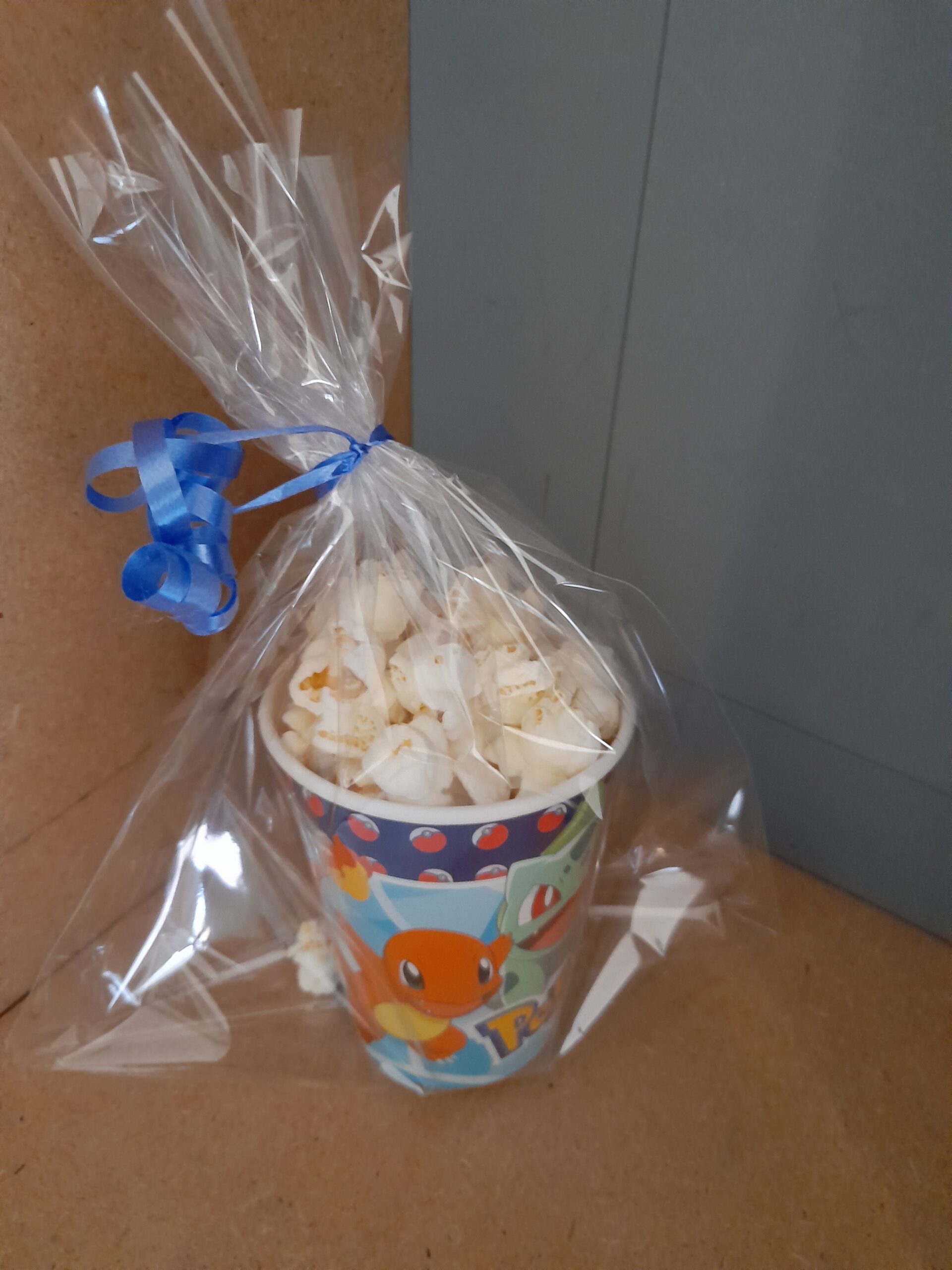 Pokemon beker gevuld met popcorn
