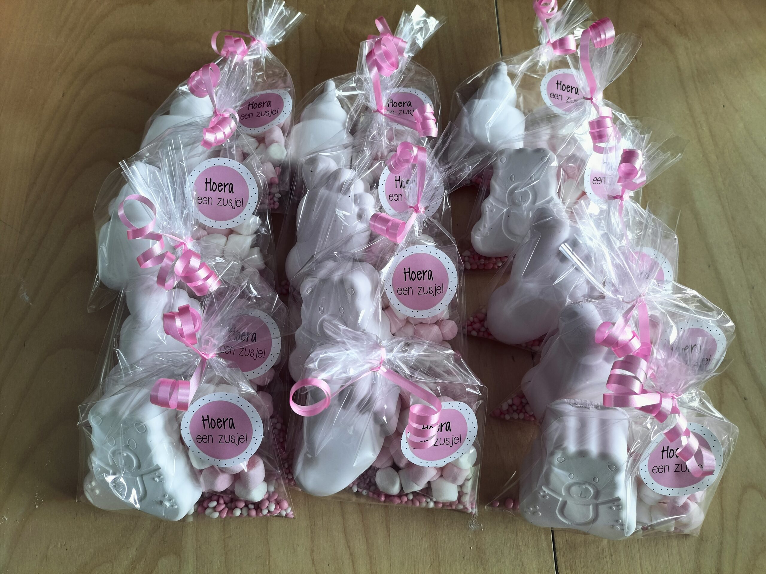 Geboorte stoepkrijt traktatie roze met muisjes