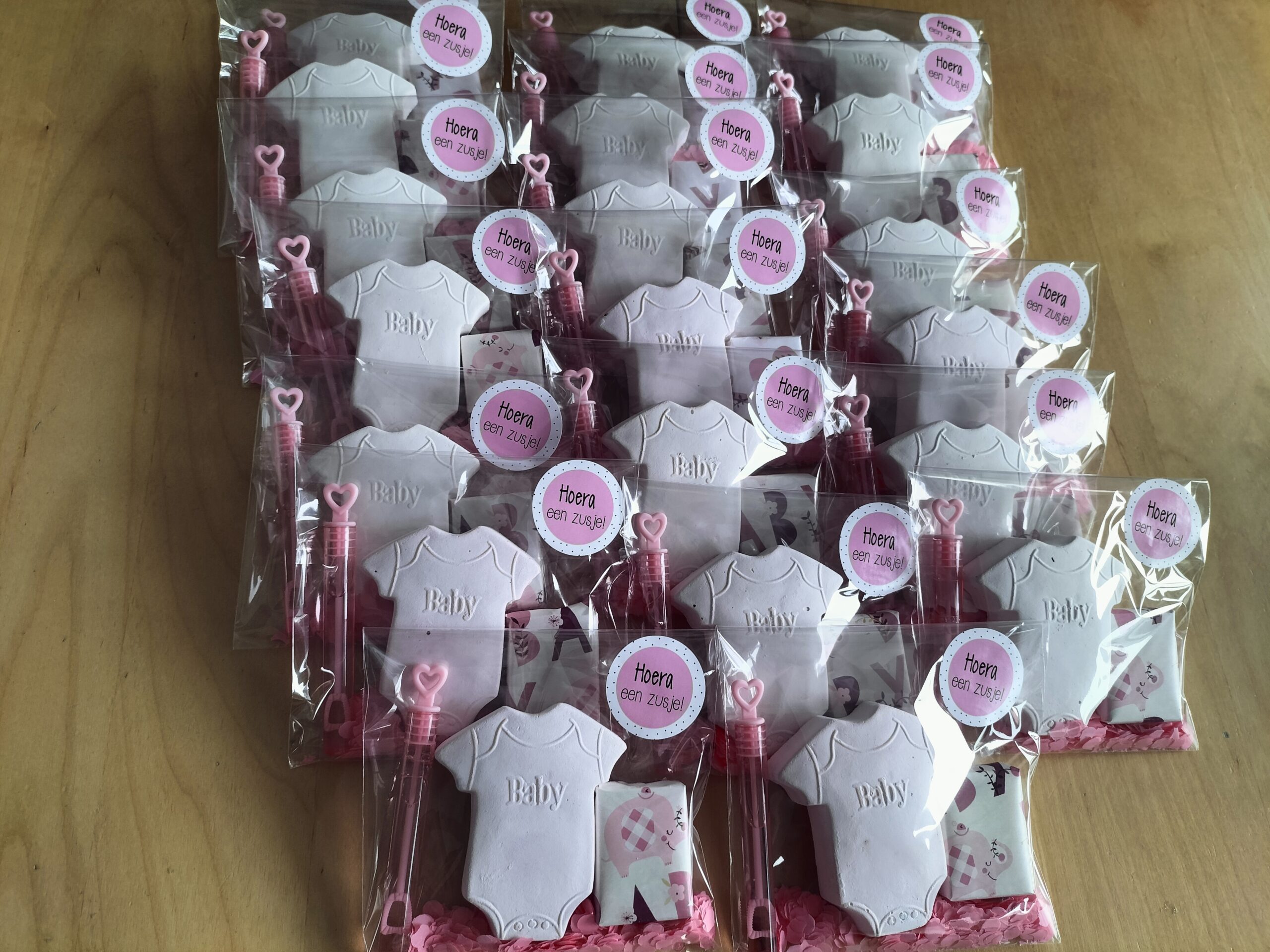 Geboorte stoepkrijt traktatie romper roze