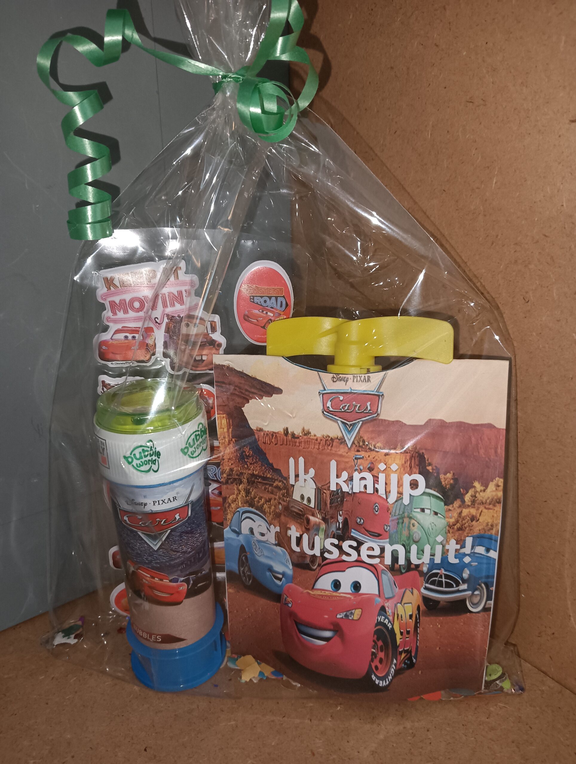 Afscheid cars traktatie knijpfruit/stickers/bellenblaas