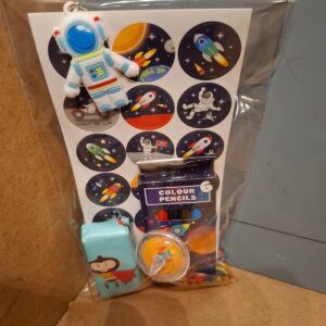 Ruimte traktatie stickers/sleutelhanger/tolletje/kleurpotloodjes
