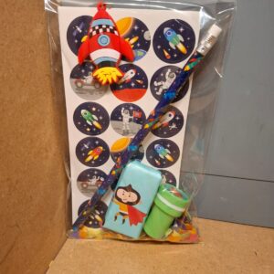 Ruimte traktatie stickers/potlood/sleutelhanger/stempel