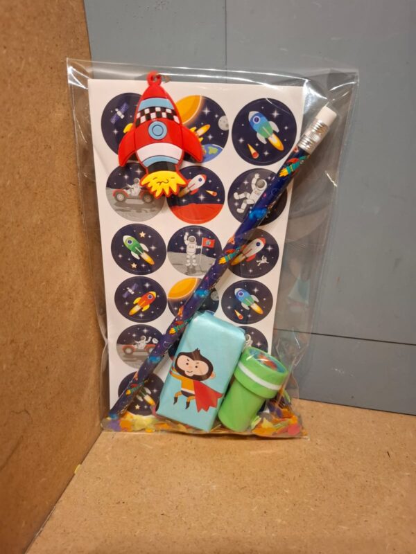 Ruimte traktatie stickers/potlood/sleutelhanger/stempel