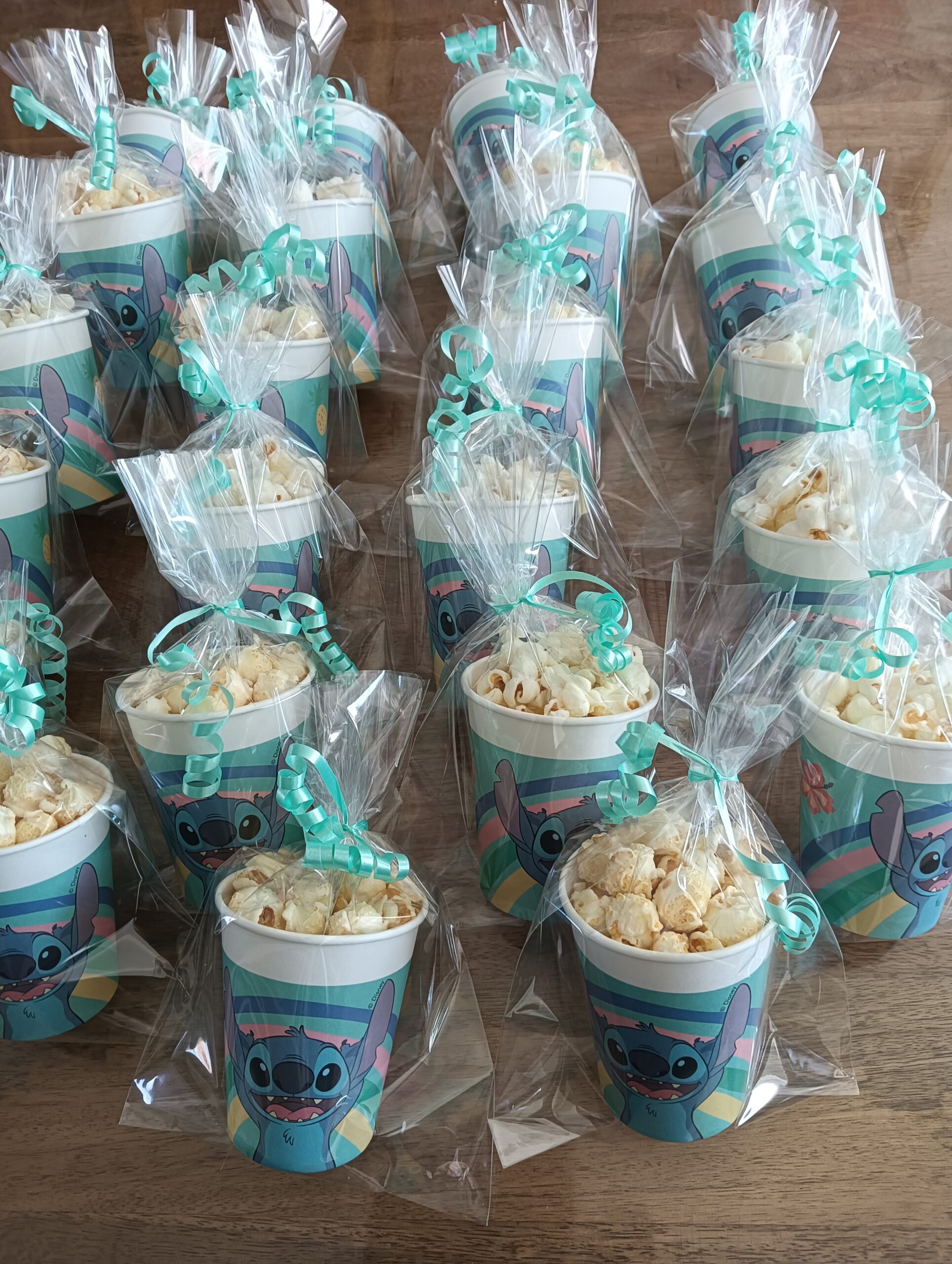 Stitch beker gevuld met popcorn