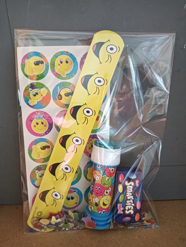 Smiley traktatie stickers/klaparmband/bellenblaas