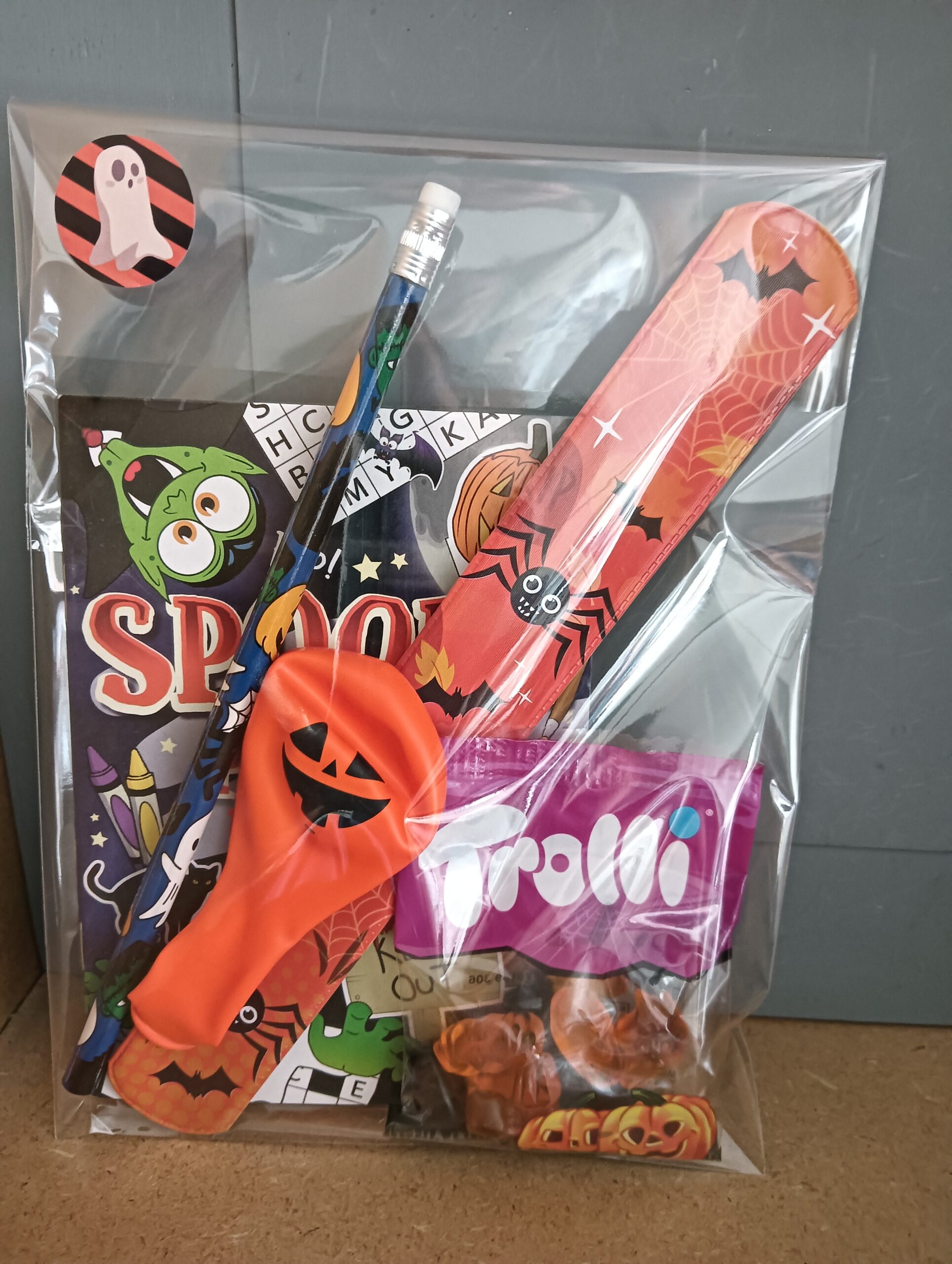 Halloween traktatie puzzelboekje/potlood/klaparmband